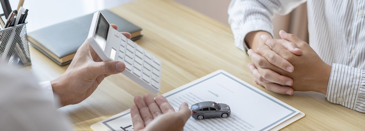 Aanvullende autoverzekering; verzekeringsadviseur verteld de verzekerde welke mogelijkheden er zijn